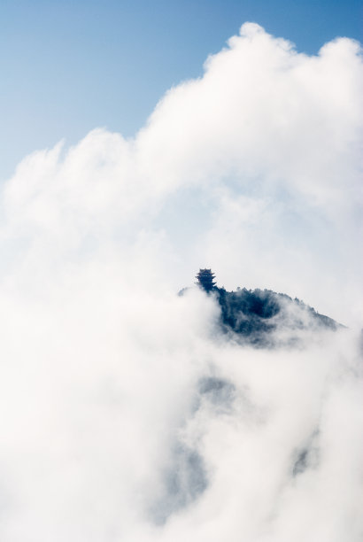 峨眉山的山体与云海