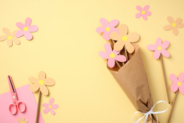 浪漫粉色剪纸花朵装饰