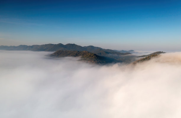 禅境山峰烟雾