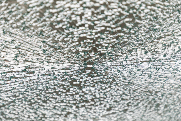 炸碎的钢化玻璃