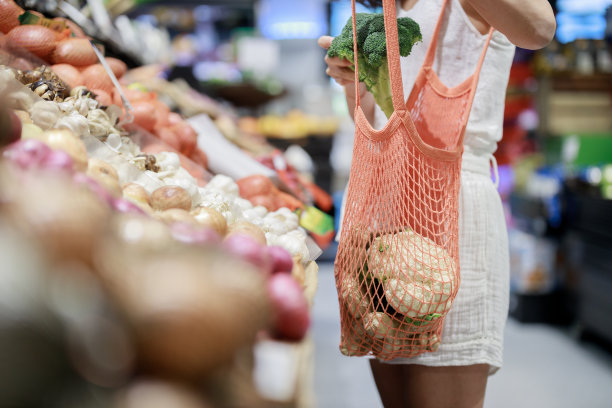 亚洲女性在超市选择绿色食品