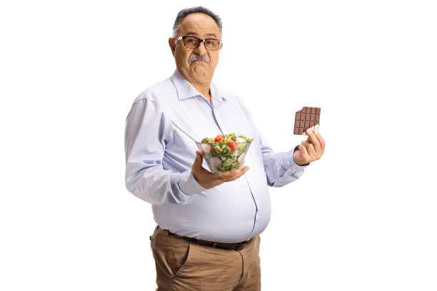 肥胖男人拿着沙拉