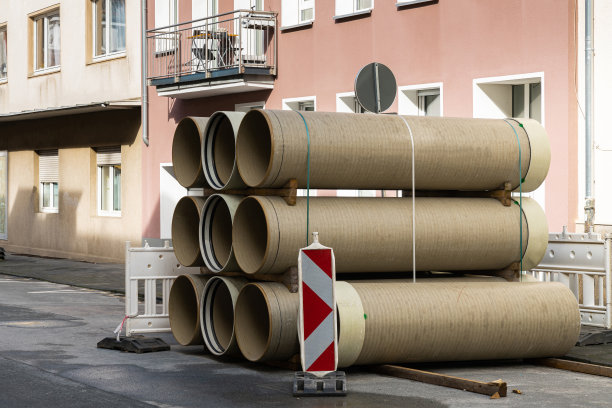 街头安装路牌的建筑工人