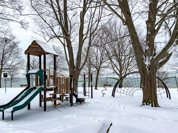雪中庭院湖景