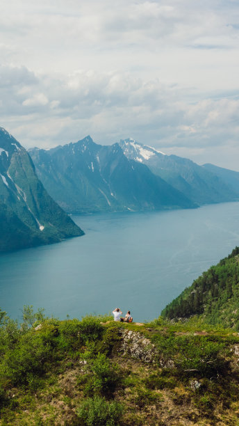 夫妻坐在山顶