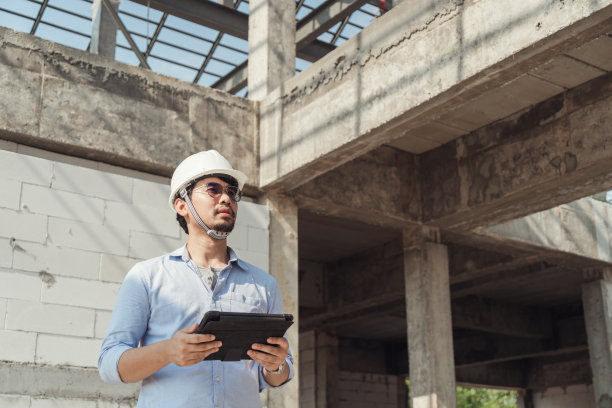 严肃建筑师与安全帽持有计划