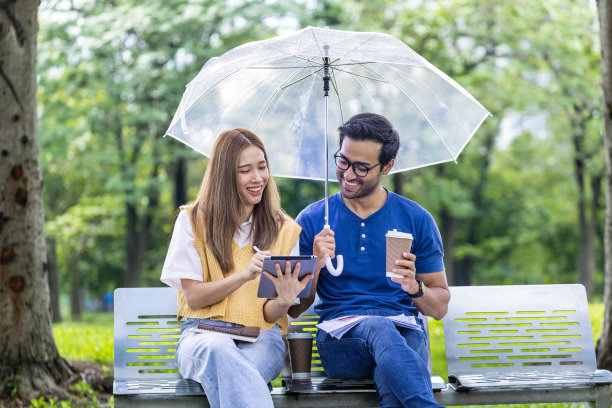 商务办公科技人物雨中打伞