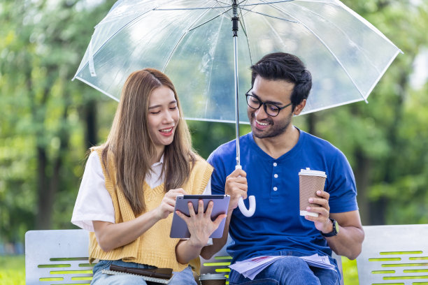 商务办公科技人物雨中打伞