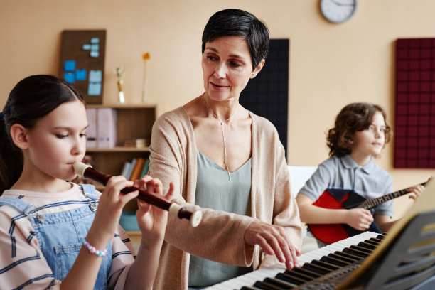 钢琴老师和音乐学校的学生一起演奏