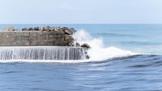 海浪撞击岩石