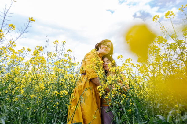 开心一家人 花田 油菜花