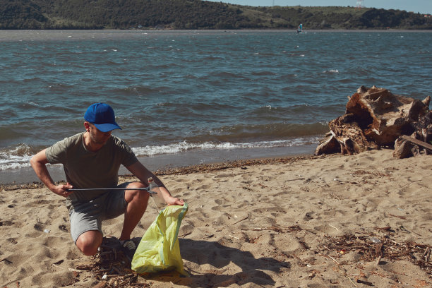 海边环卫工,沙滩清洁工