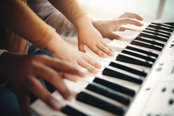 钢琴老师和音乐学校的学生一起演奏