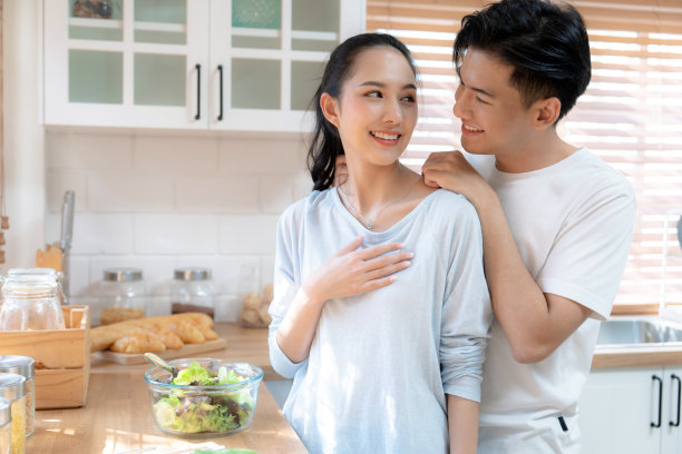 送花给女友的男人