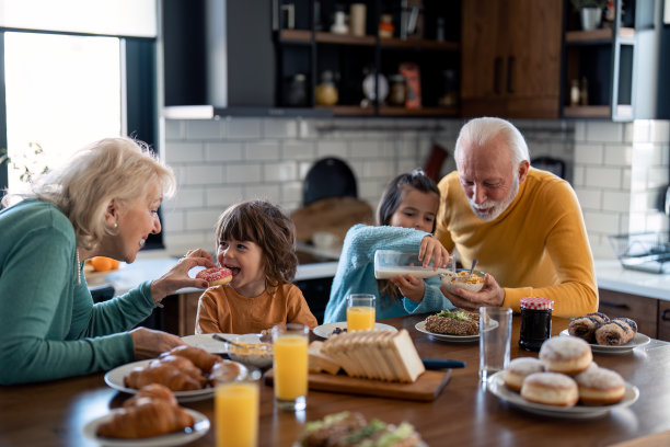 爷爷和孙子在家吃早餐