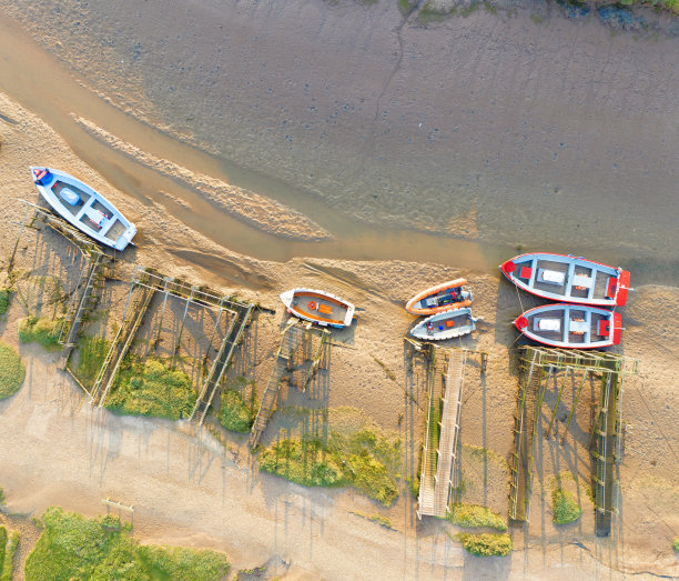 海浪撞击岩石