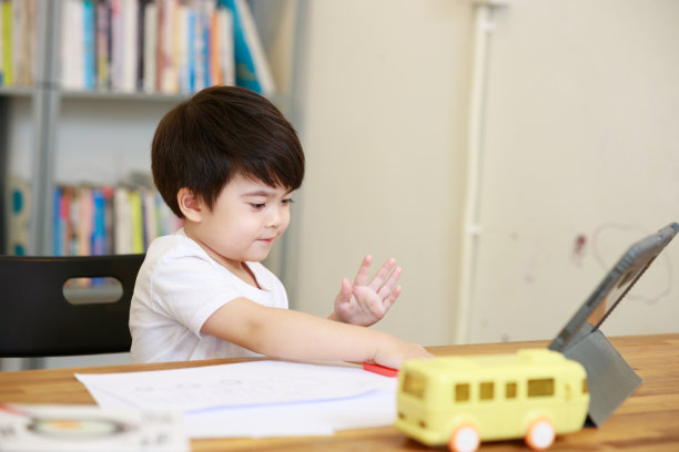 快乐的小学生手拿调色板