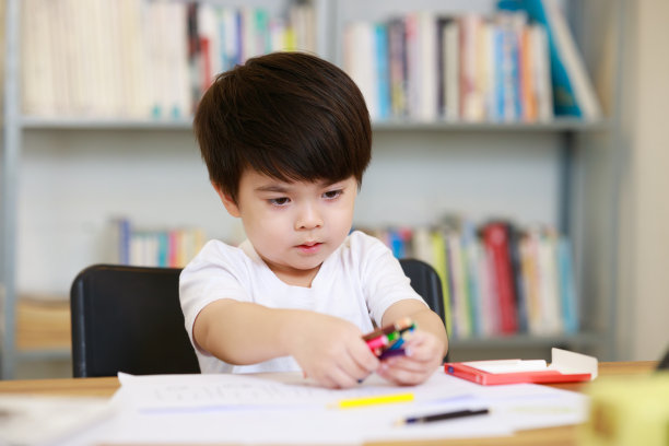 快乐的小学生手拿调色板