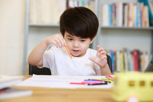 快乐的小学生手拿调色板