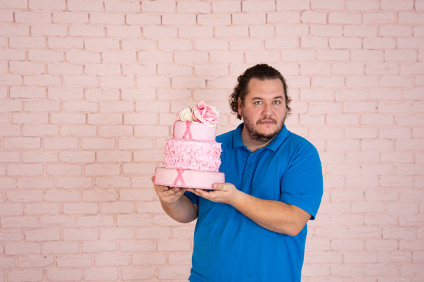 肥胖男子吃蛋糕