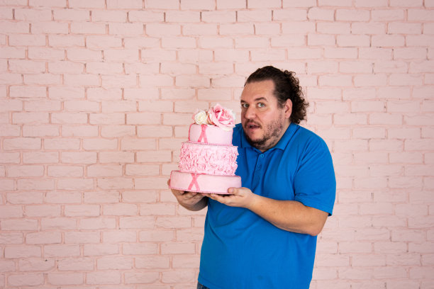 肥胖男子吃蛋糕