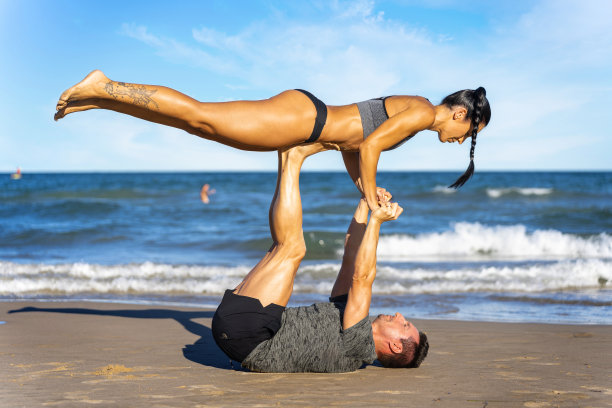 在沙滩上做瑜伽的情侣