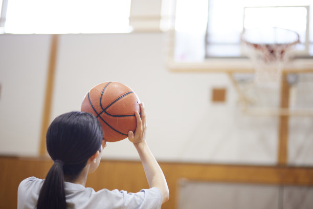 中年女子打篮球
