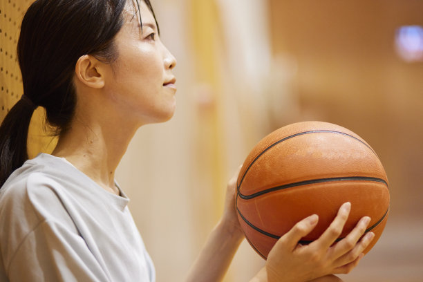 中年女子打篮球