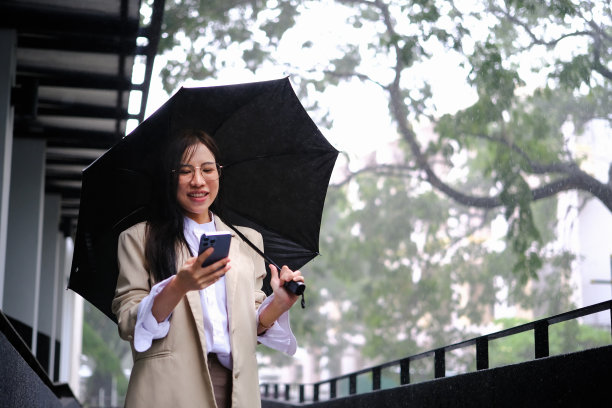 商务办公科技人物雨中打伞