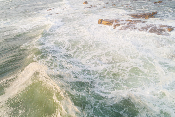 海浪撞击岩石