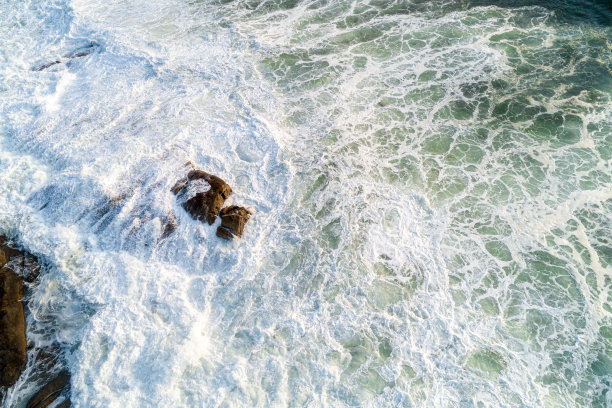 海浪撞击岩石