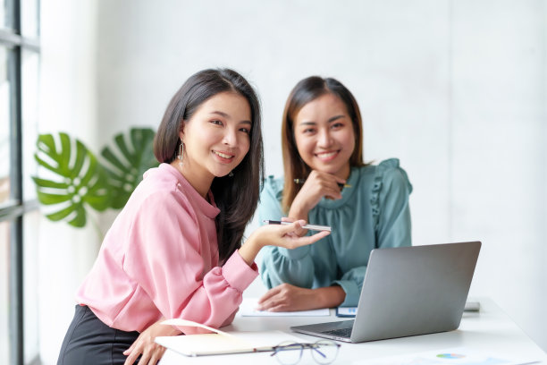 亚洲女性熟练的在电脑前工作