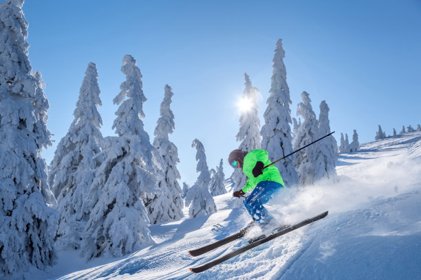 滑雪跳跃在蓝色的天空
