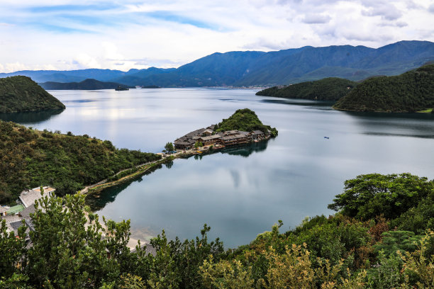 泸沽湖彩色猪槽船