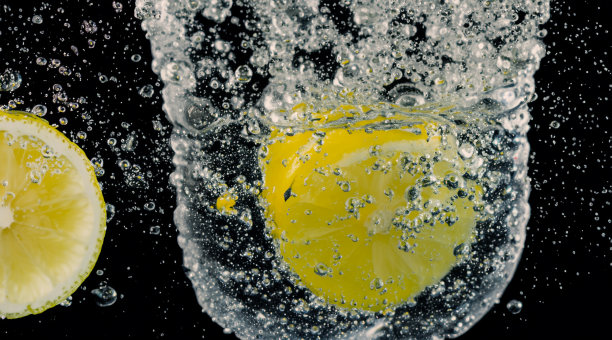 水中柠檬高清图