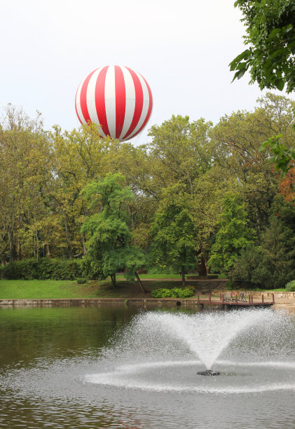湖面上飘动的热气球