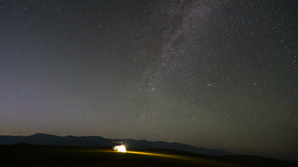 星空下的越野车