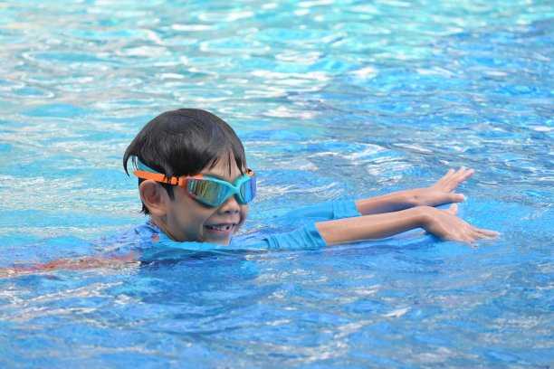 游泳护目镜,公共游泳池,仅一名男孩