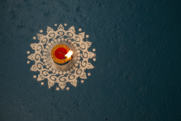 印度排灯节油灯装饰与蓝果丽背景