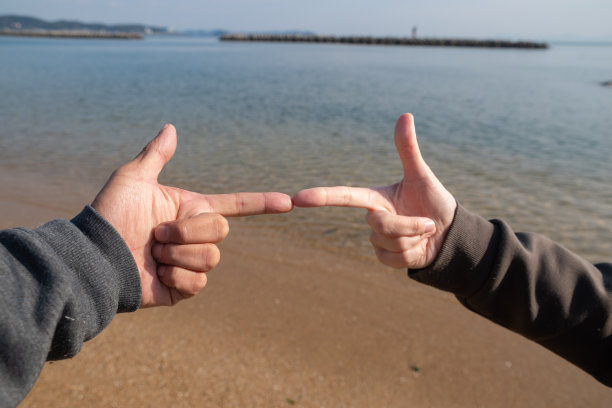 在海滩上摆姿势的幸福夫妻