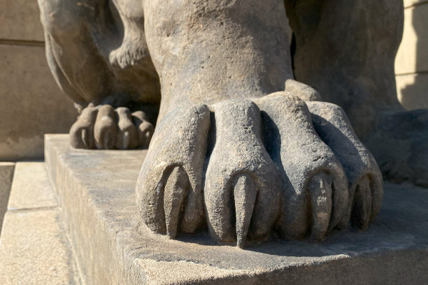 狮爪雕像