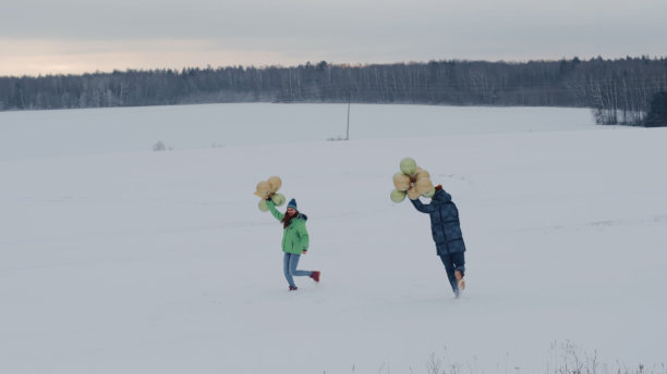 冬季雪地庆典,氢气球