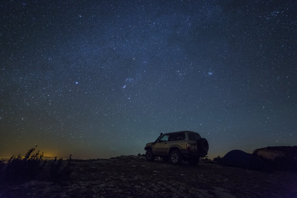 星空下的越野车