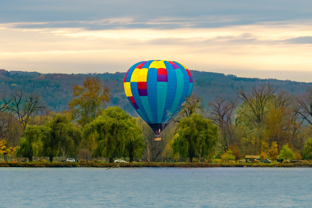 湖面上飘动的热气球