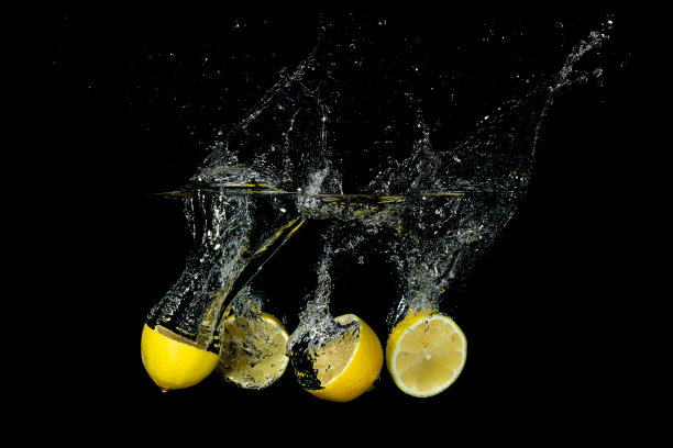 水中柠檬高清图