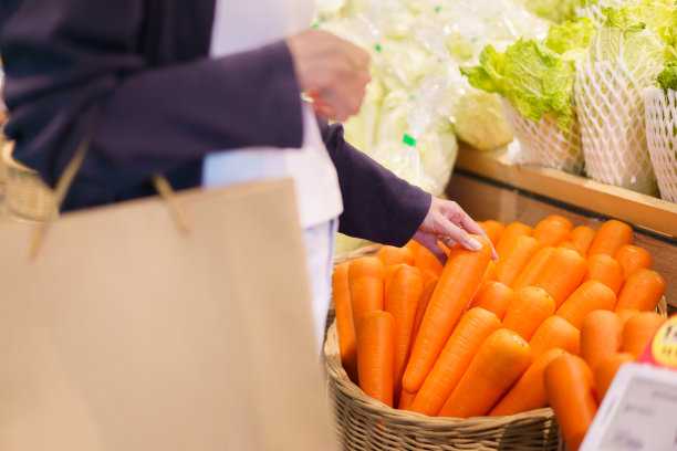 亚洲女性在超市选择绿色食品