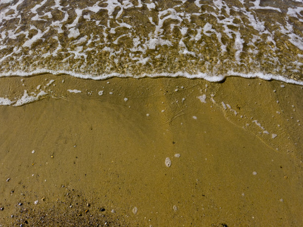 蜿蜒的金色沙滩