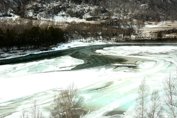 冰雪融化的河床