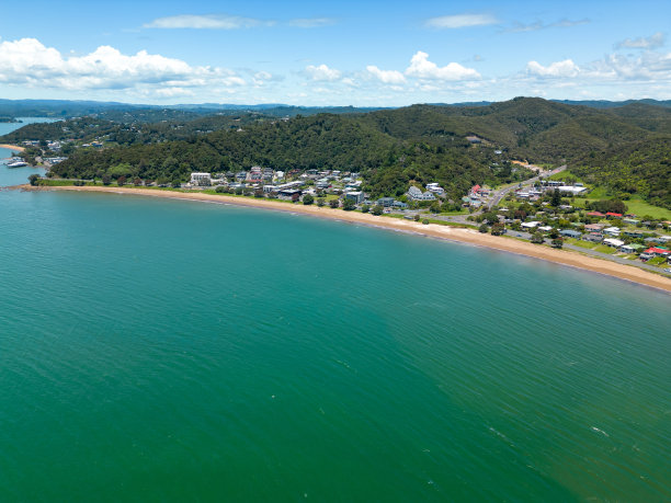 房地产深山湖水人家