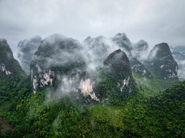 禅意山峰云雾环保低碳